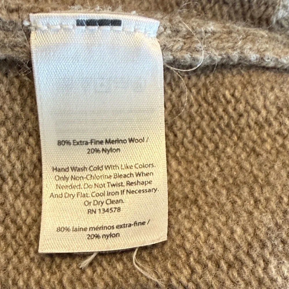 Vineyard Vines Men’s Merino Wool Sweater – Felt Shoulder Patch Detail Tan/Gray L